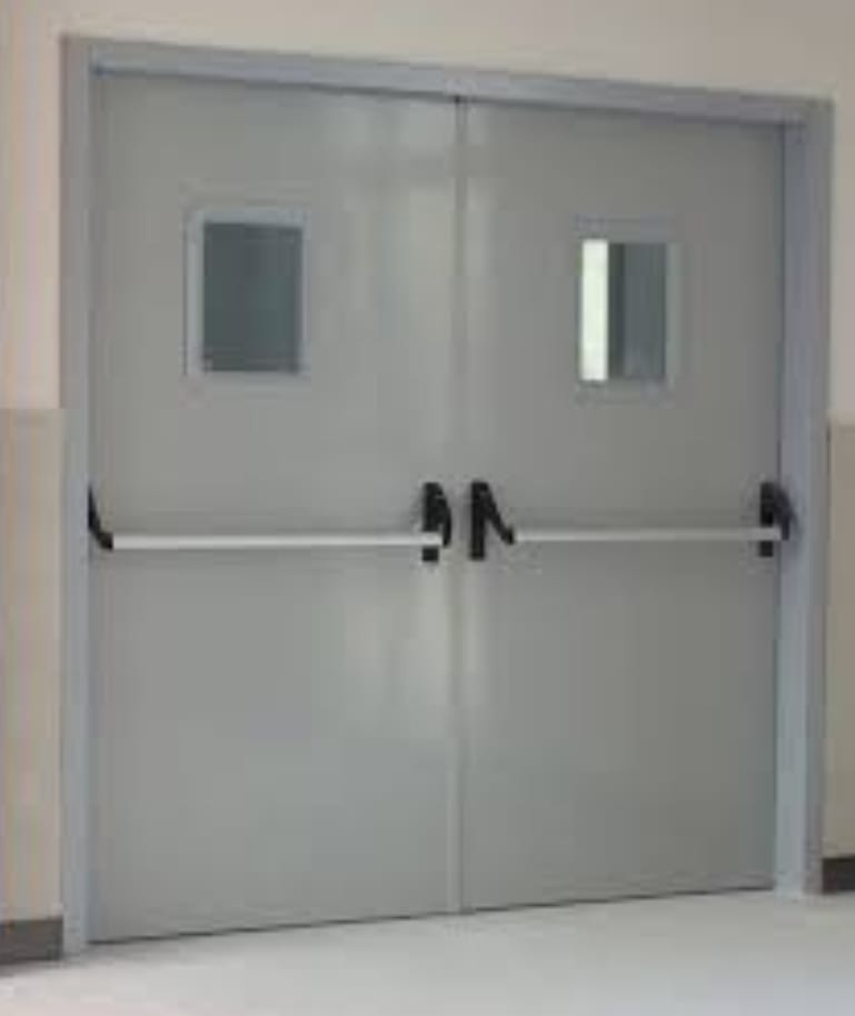 Metalna vrata sa šipkama i prozorima