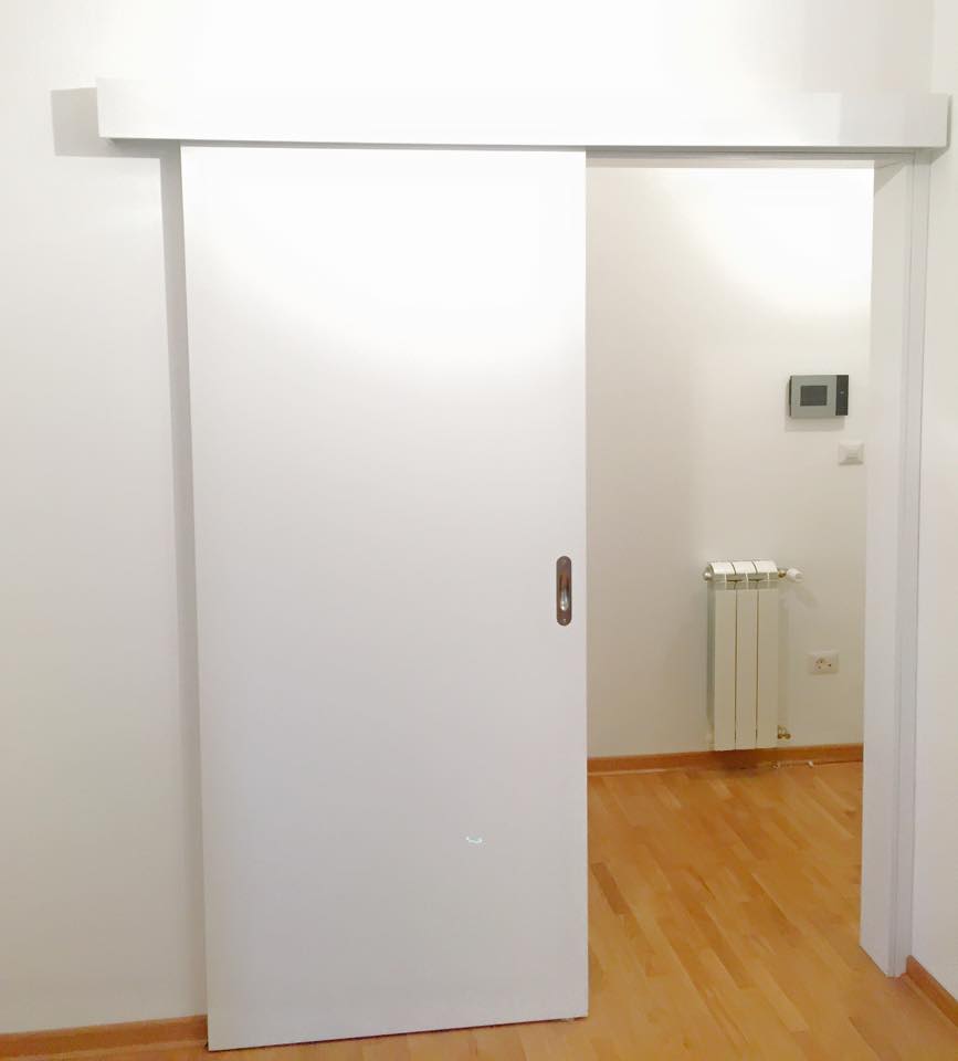 Klizna sobna vrata bele boje